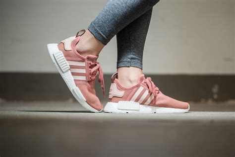 adidas nmd schwarz rosa|adidas r1 v2 shoes.